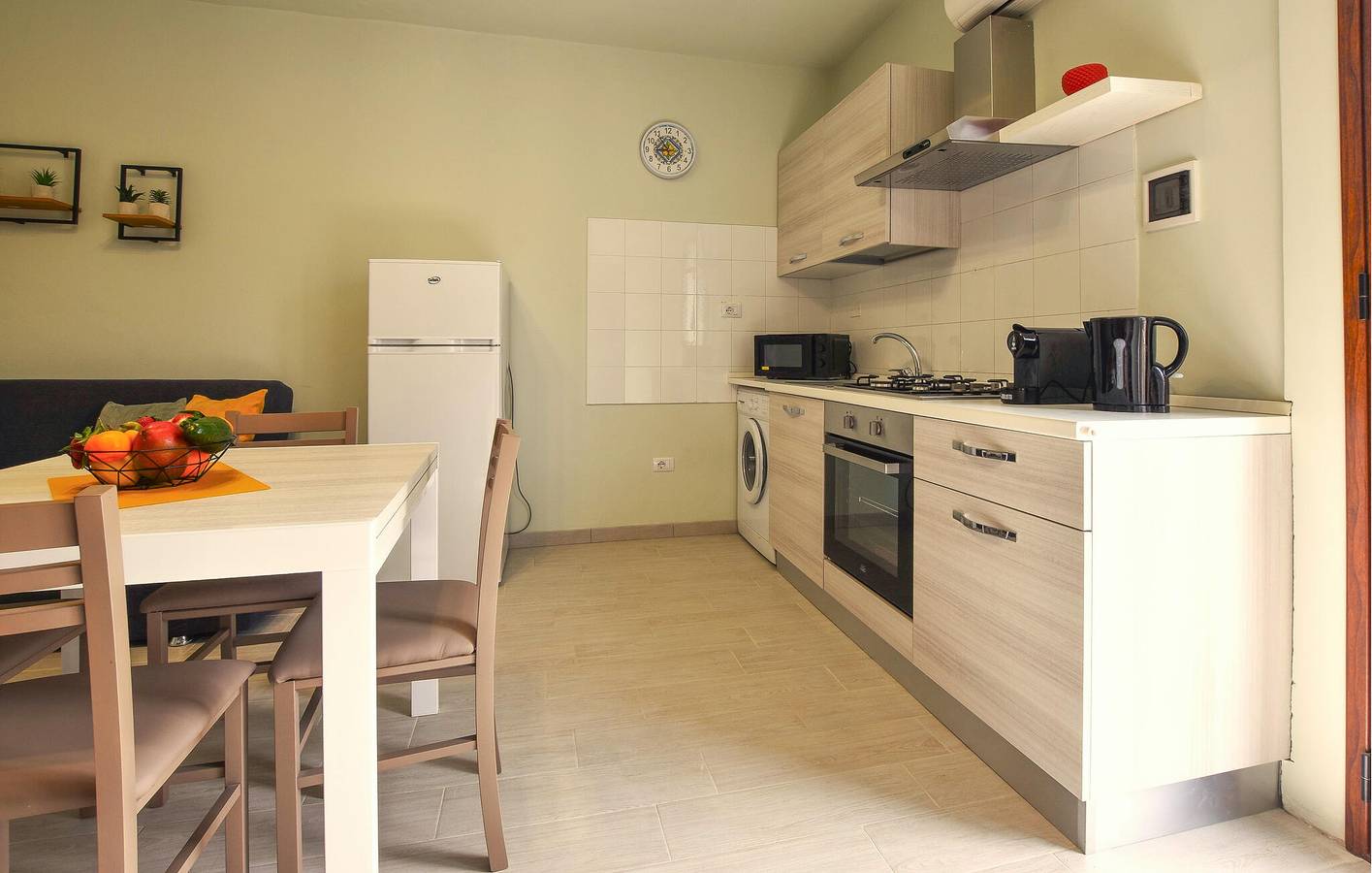 Geheel vakantieappartement, Appartement met zeezicht, AC, parkeerplaats, terras & keuken in Trappeto, Sicilië