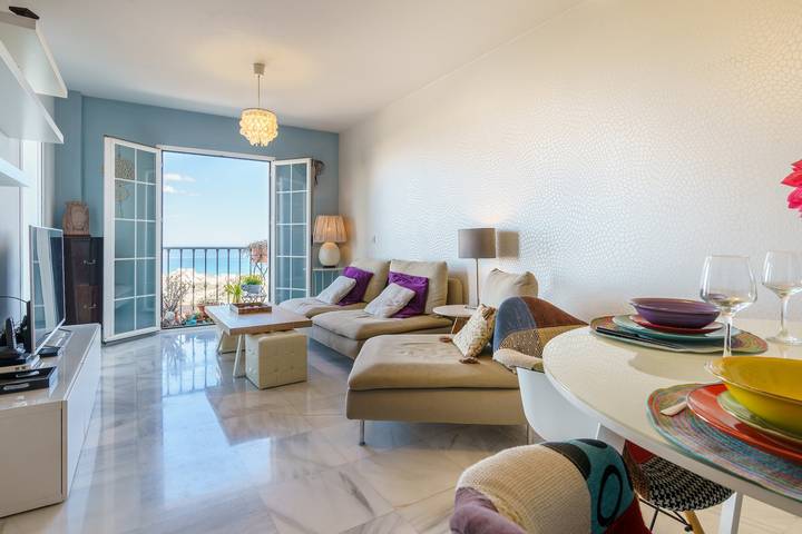 Ganze Wohnung, Wunderschöne, komfortable Ferienwohnung mit Meerblick, großer privater Terrasse und Wifi in Torrequebrada, Benalmádena