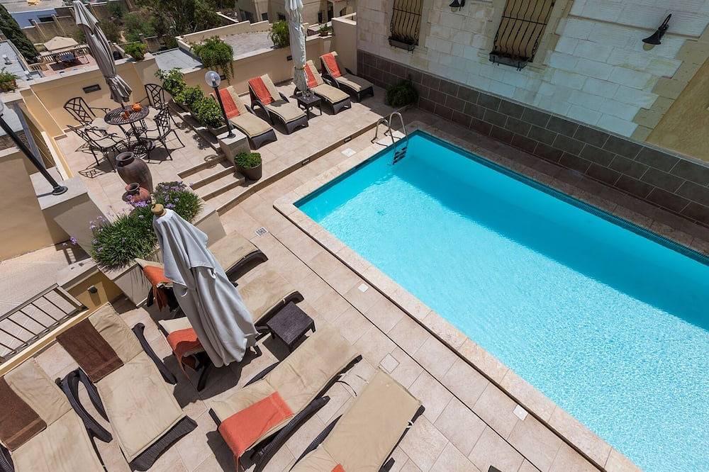 Hel lejlighed, Villa Margherita Unit 1, with a large Pool, patio, and spacious outside spaces. in il-Mellieha, Mellieha