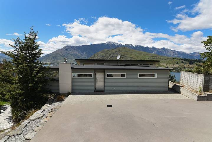 Holiday rental for 14 people, with balcony and hot tub in Queenstown