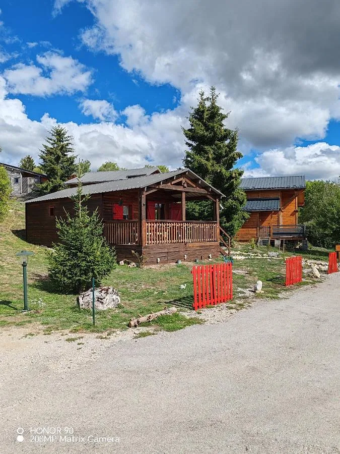 Chalet pour 4 personnes, avec piscine ainsi que jardin et vue - 1