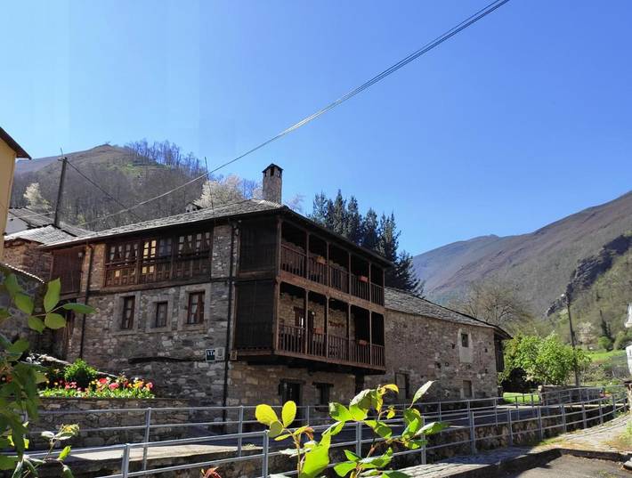 Casa rural para 6 personas, con balcón y vistas en Comarca del Narcea