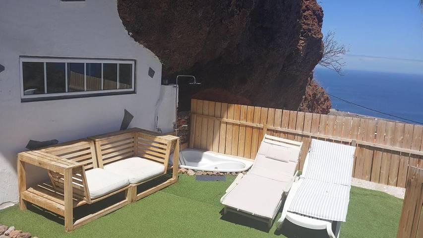 Ferienhaus für 3 Personen, mit Balkon und Whirlpool sowie Terrasse und Garten
