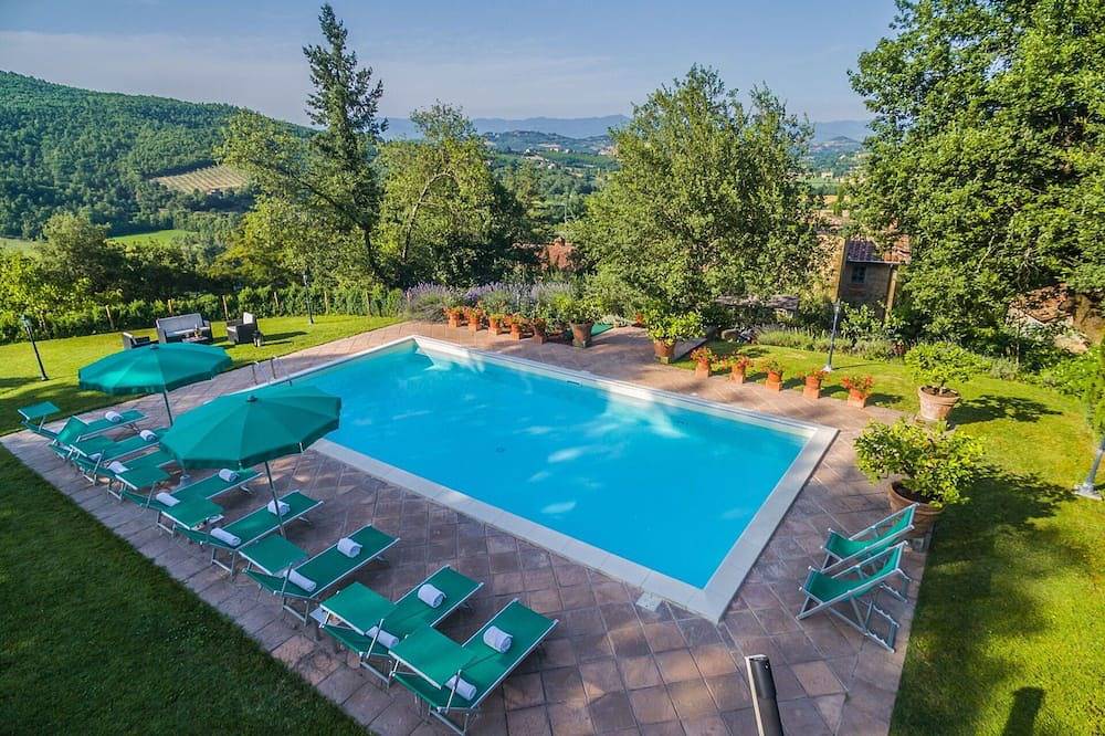 Alleinstehendes Ferienhaus mit W-Lan, Klimaanlage, Whirlpool, privatem Pool, Tv, Innenhof in Monterchi, Valtiberina