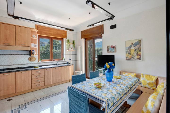 Apartment 'Sorrento Beach and Center' with Sea View, Private Terrace and Shared Garden in Sorrento, Sorrento Coast