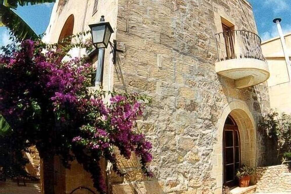 Romantisches Landhaus, 9 Pers., 4 Schlafzimmer, privater Pool, Meerblick, Wifi in Nadur, Gozo