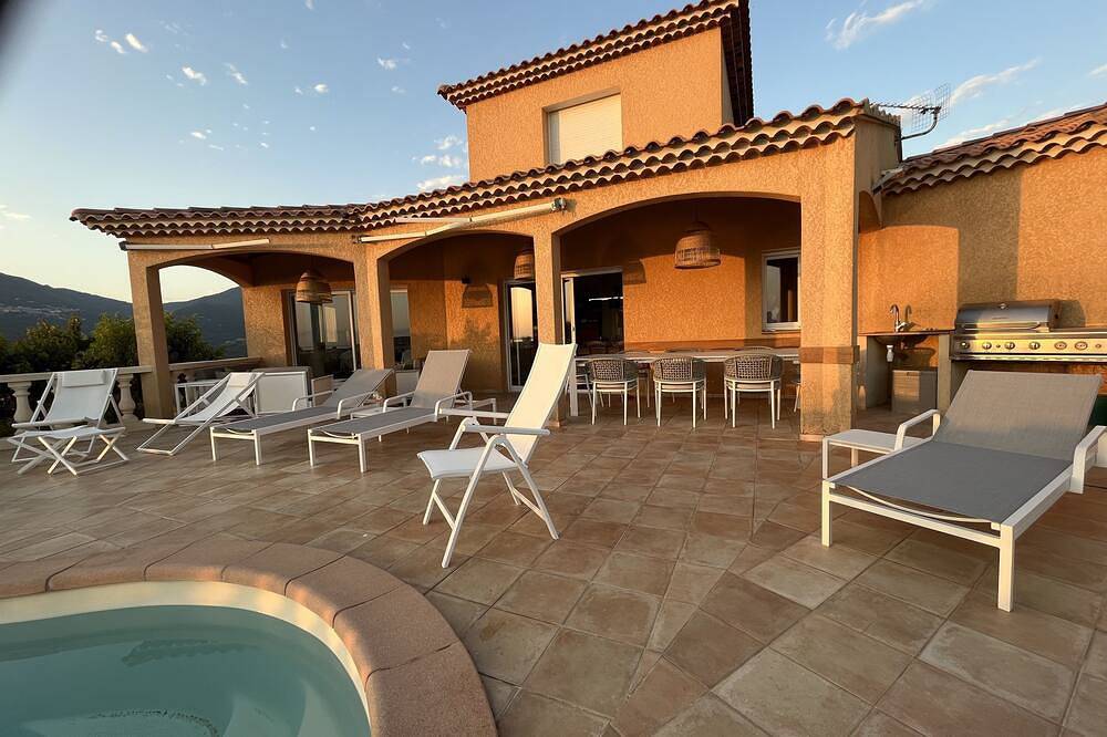 Superbe villa climatisée piscine privée, jardin, pétanque, vue mer et montagne in Propriano, Arrondissement de Sartène