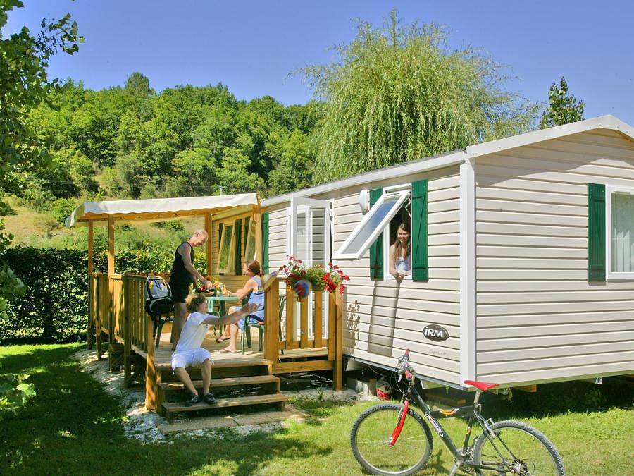 Camping le Pont de Mazerat - Mobilheim 6 personen - 32m² / 3 Schlafzimmer: Ein großes Format für eine große Familie. in Tamniès, Périgord Noir