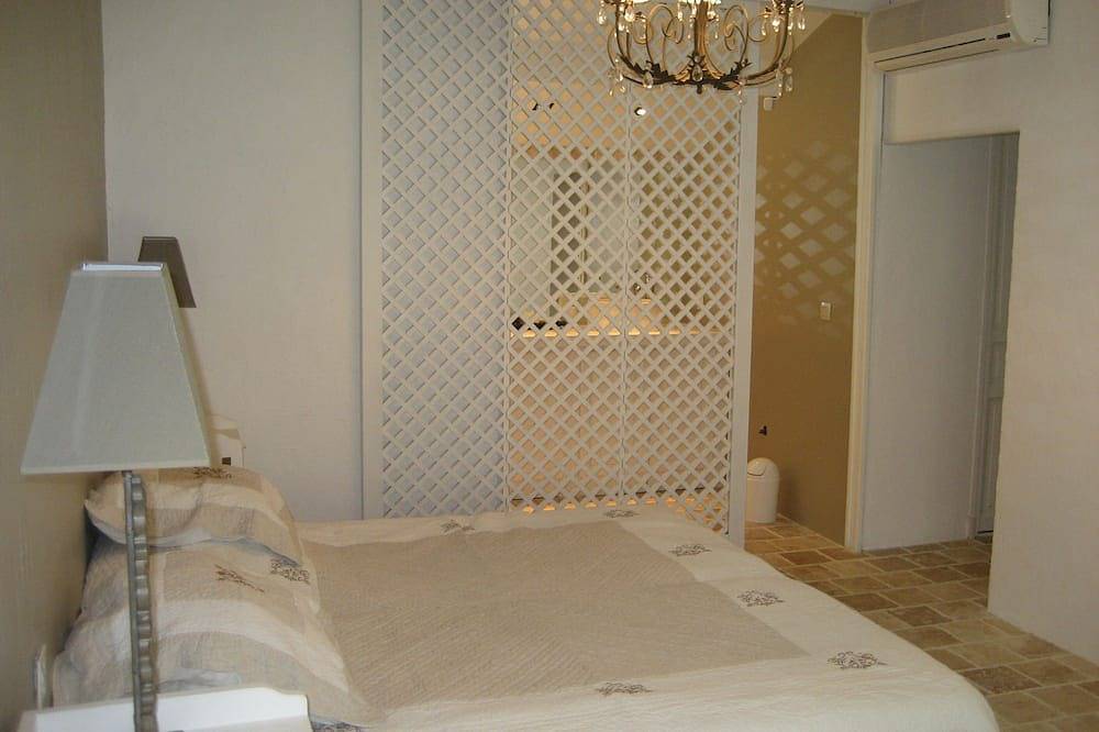 Magnificent Bastide in the heart of alpilles, quiet absolute, exceptional position, private Tennis, Swimming pool warmed 7 rooms 4 bathrooms in Tarascon, Arles region