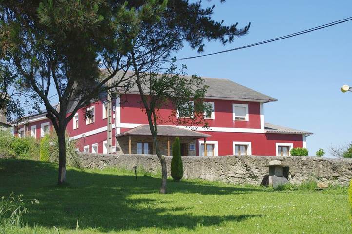 Hotel para 3 personas, con terraza y jardín en Navia - 2