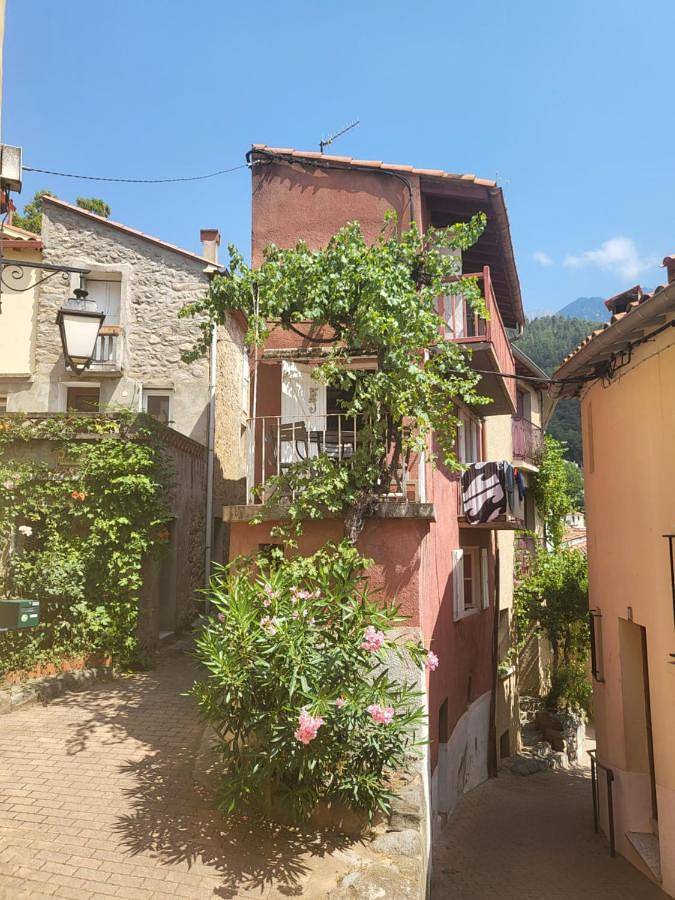 Location de vacances pour 2 personnes, avec Balcon ainsi que Terrasse et Vue dans Office De Tourisme De Vernet Les Bains