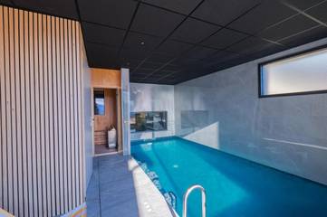 Cottage pour 10 personnes, avec piscine et jacuzzi ainsi que sauna et terrasse dans La Combe-de-Lancey