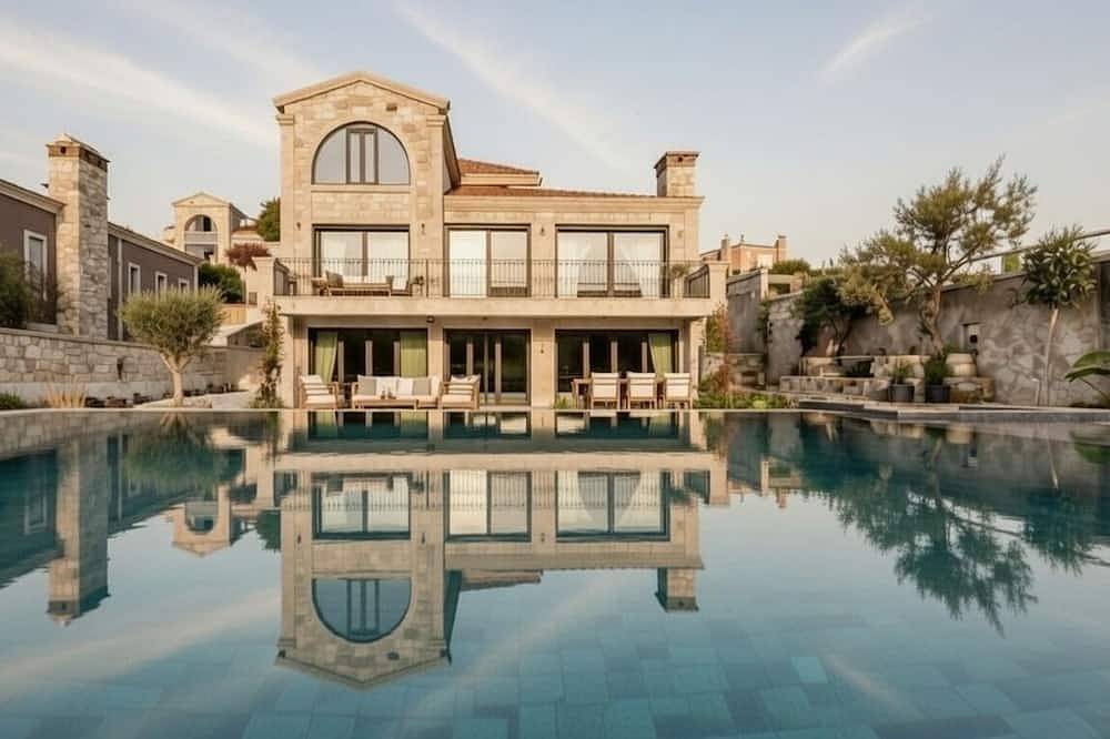 2 Bedroom Stone Villa with sea view and pool in Turkish Aegean