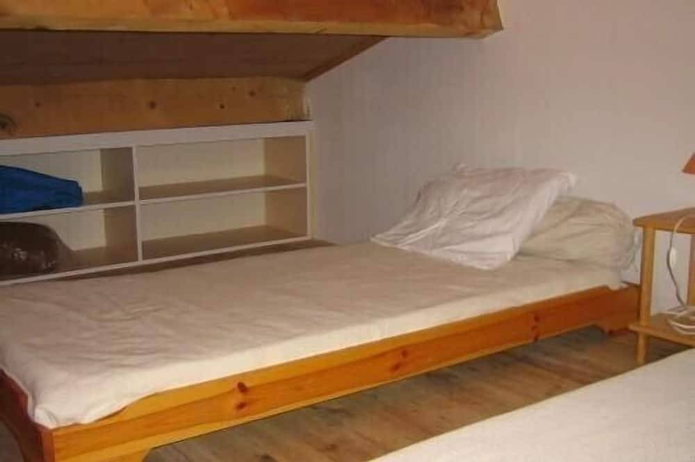 Entire apartment, Small, simple apartment in the heart of the Luberon countryside. in Bonnieux, Parc naturel régional du Luberon