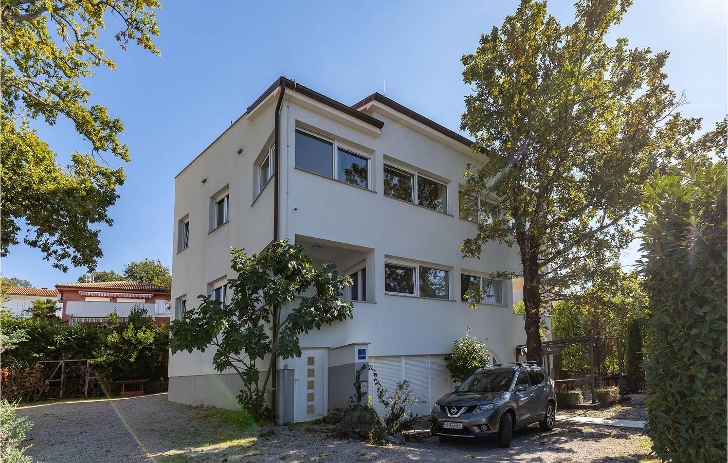Ganze Ferienwohnung, Charmante Ferienwohnung mit Terrasse und Parkplatz, 2 km vom FKK-Strand entfernt in Njivice, Krk