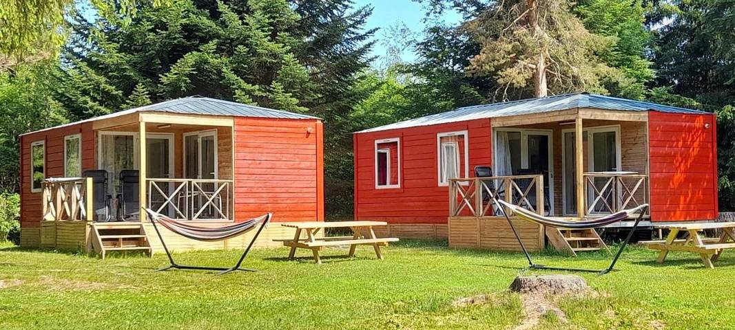 Camping pour 4 personnes, avec Balcon et Terrasse ainsi que Jardin et Piscine
