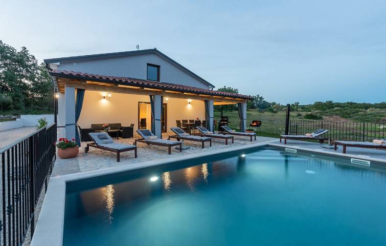 Finca für 8 Personen, mit Pool und Garten sowie Terrasse, mit Haustier in Kroatien