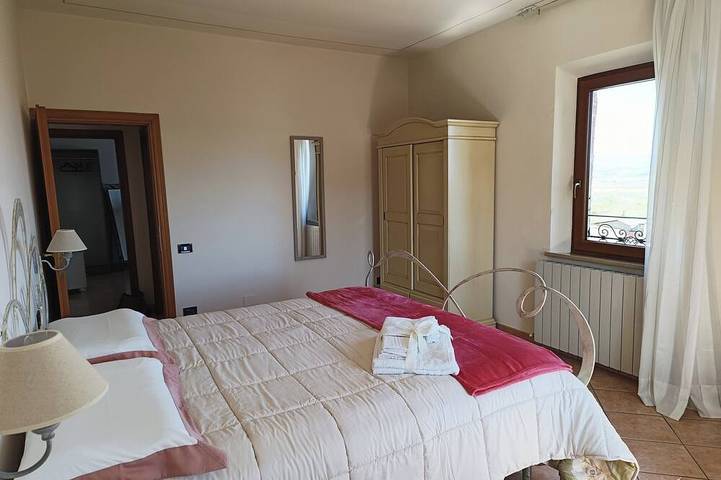 La Vinova Ancient House Walking Distance - A/C,  Private Patio & Panorama in Montepulciano, Chianti