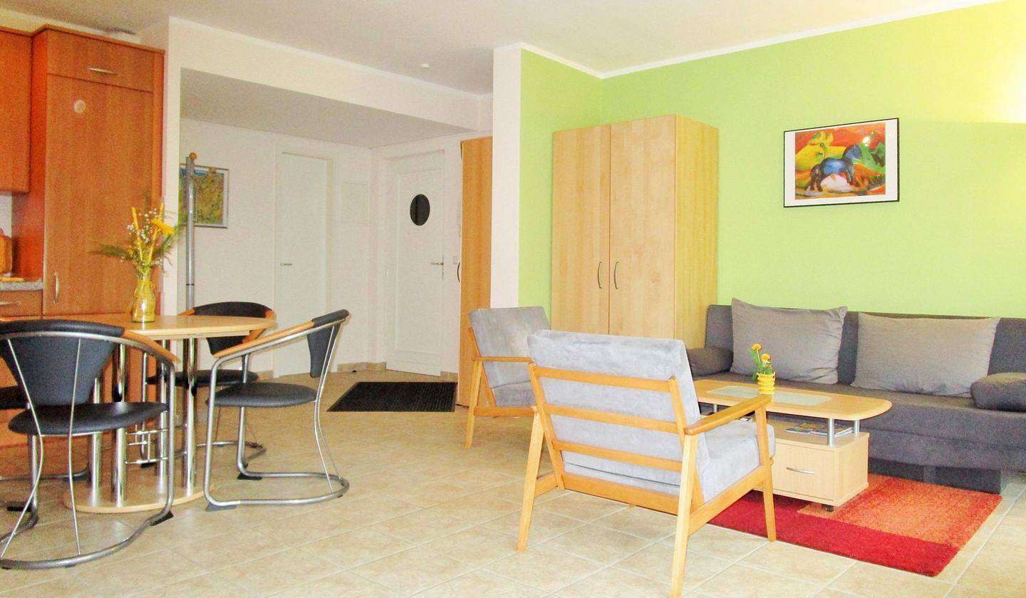 Ganze Wohnung, Am Grün 14 / Bettina / We 4: freundliche und geräumige 2-Zimmer-Fewo in Wittenbeck, Rostock und Umgebung