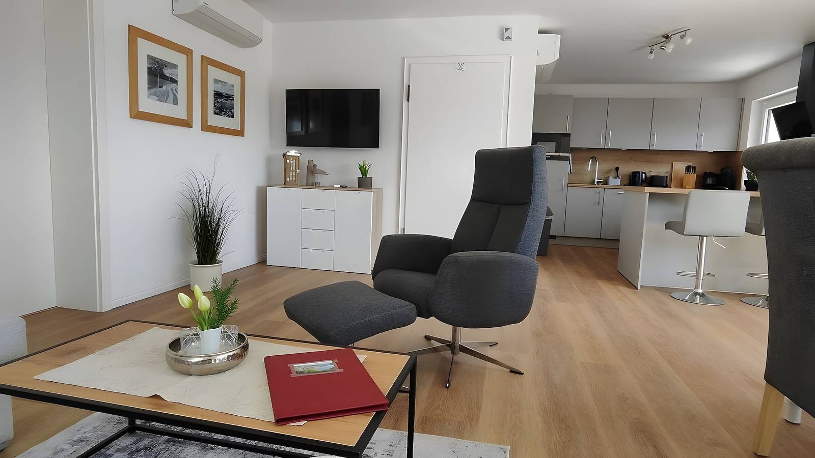 Geheel appartement, Chalet aan de Diemelsee met uitzicht op het meer in het Sauerland in Diemelsee, Upland