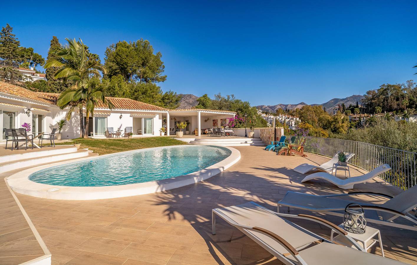 Sea View Apartment with Pool, Terrace & Parking, 1.5km from Las Lagunas in Mijas Costa, Mijas