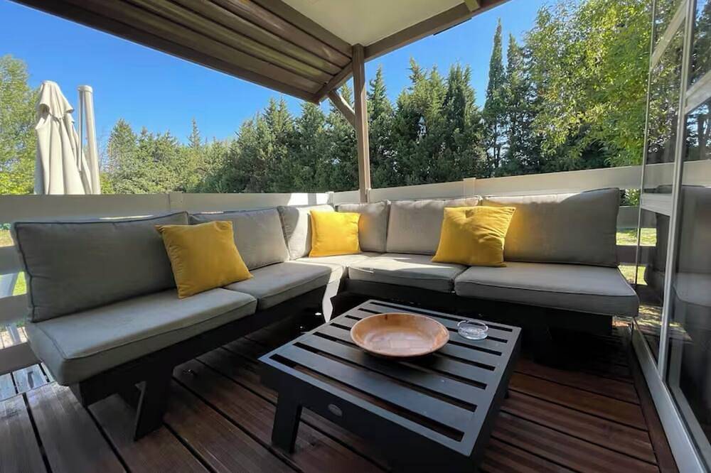 5-person chalet with pool in the Avignon countryside in Avignon, Vaucluse