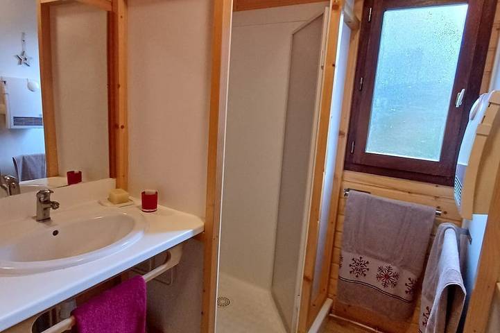 Gîte pour 6 personnes, avec terrasse et jardin à Eyne - 4