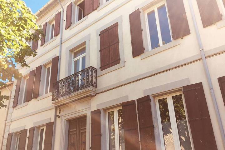 Location de vacances pour 10 personnes, avec jardin et terrasse, animaux acceptés à Névian