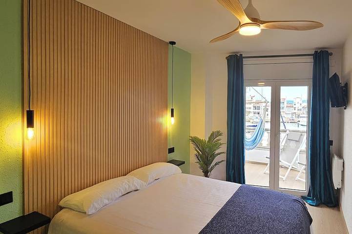 Entire apartment, Beautiful T2 Standing on the water, beach walk, 2 terraces, full center in Empuriabrava, Upper Empordà