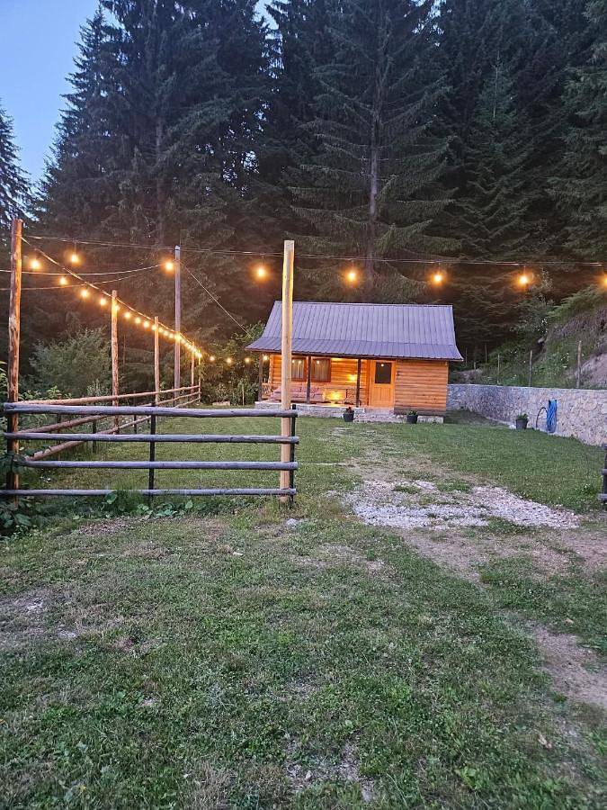 Ferienhaus für 8 Personen, mit Balkon und Terrasse sowie Ausblick in Kosovo