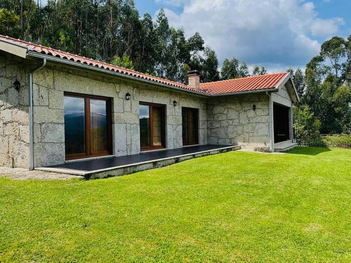 Casa de férias para 6 pessoas, com vista e varanda e ainda piscina em Vieira do Minho