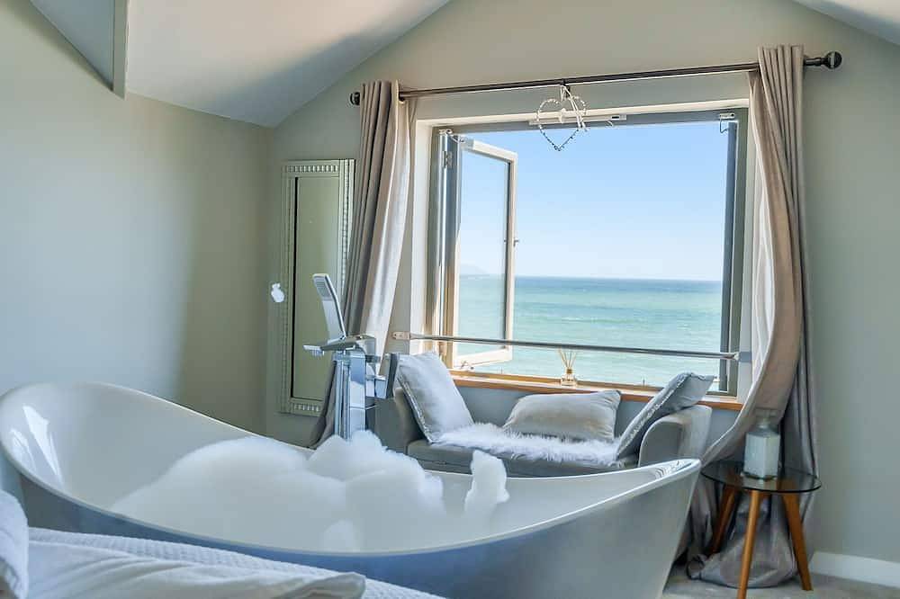 As seen on Tv! Luxurious Beach Front Cottage with Hot Tub, Log Burner & Sea Views in Charlestown, Cornwall