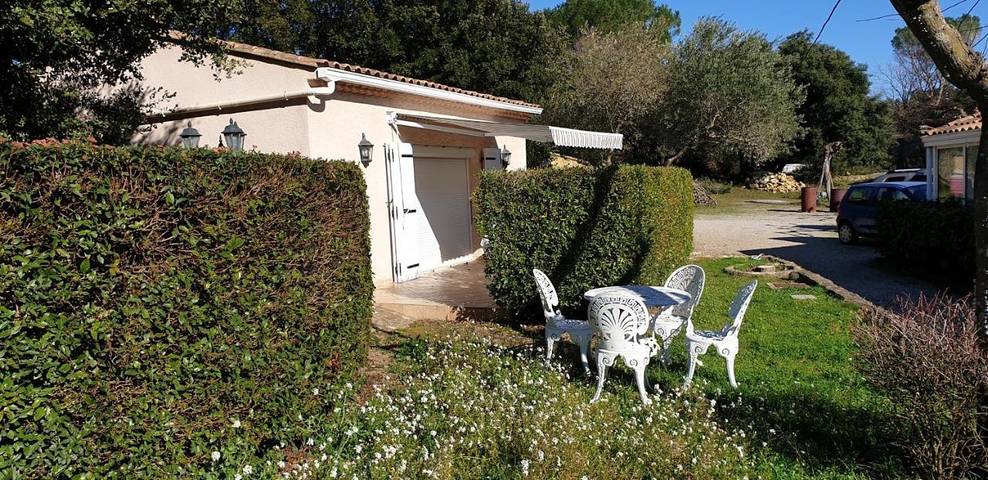 Location de vacances pour 4 personnes, avec Terrasse et Jardin ainsi que Piscine et Vue à Sérignan-du-Comtat