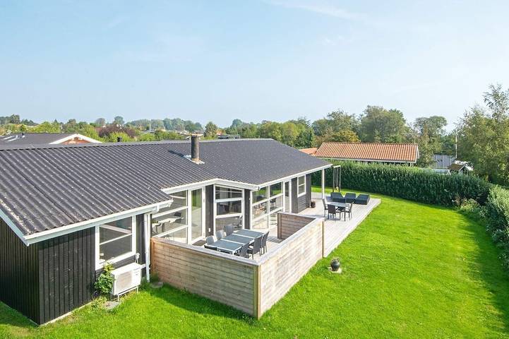 Ferienhaus für 10 Personen, mit Sauna und Terrasse sowie Pool und Whirlpool, mit Haustier in Pøt Strandby
