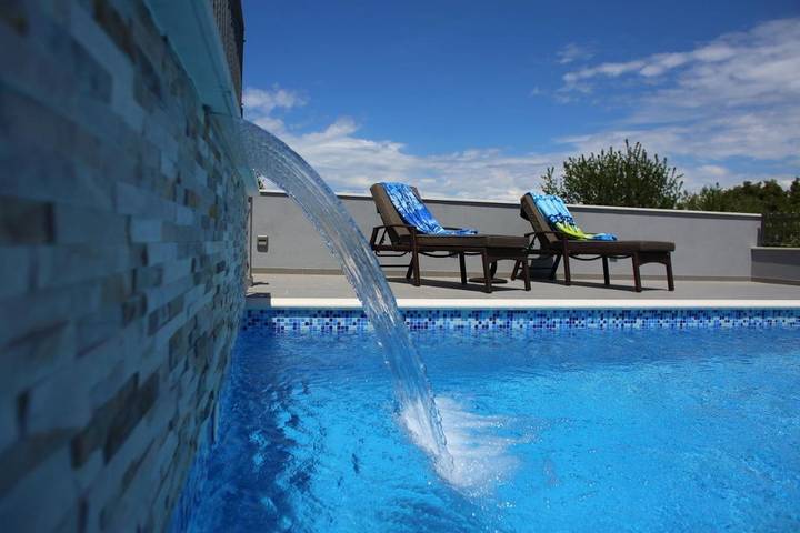 Villa for 4 people, with view and pool as well as garden in Brac