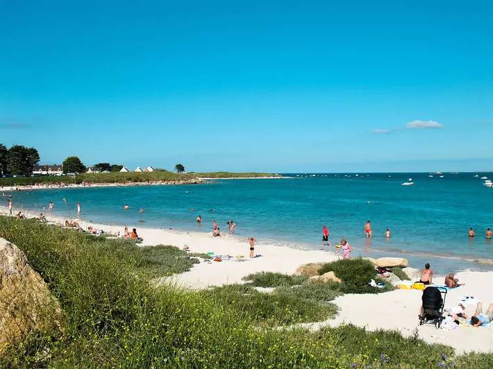 Location de vacances pour 8 personnes, avec piscine et jardin à Plounéour-Trez