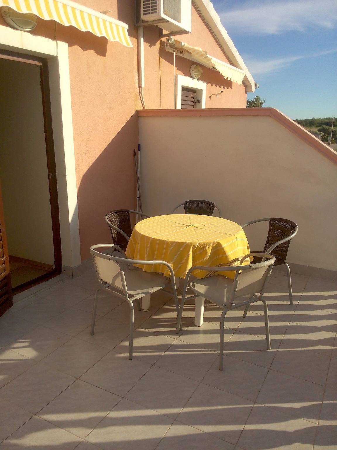Ganze Wohnung, 2-Zimmer-Ferienwohnung mit Terrasse Privlaka, Zadar A-14654-a in Privlaka, Zadar
