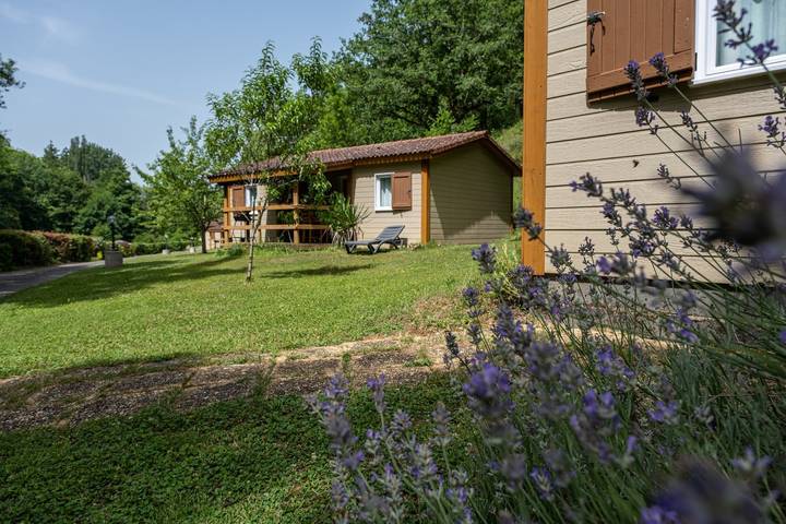 Chalet pour 6 personnes, avec terrasse ainsi que piscine et jardin