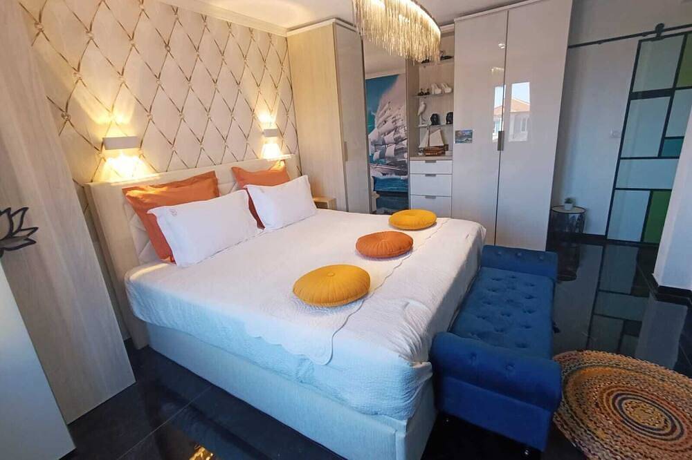 Golden Villa in La Madrague, Hyeres