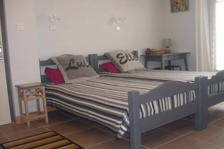 Chambre d’hôte pour 2 personnes, avec terrasse ainsi que vue et jardin