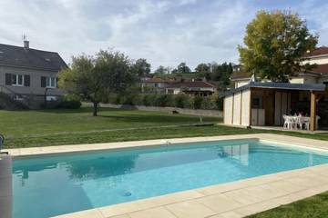 Gîte pour 8 personnes, avec piscine ainsi que jardin et terrasse à Maurs