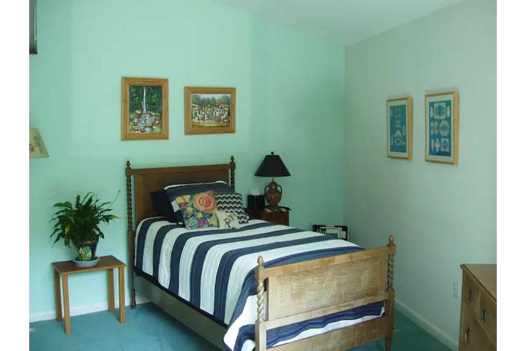 A spacious Treetops Reunion/ Retreat/Event venue! Sleeps 10-12. Seasonal Pool! in Guilford, Connecticut