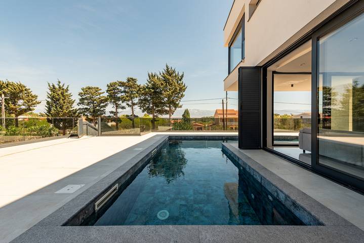 Villa pour 8 personnes, avec Balcon/Terrasse et Piscine dans Vir