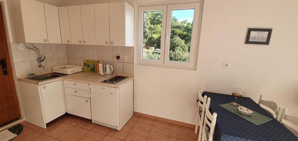 Ganze Wohnung, Direkter Meerblick, nah am Strand in Stanici, Omis-Riviera