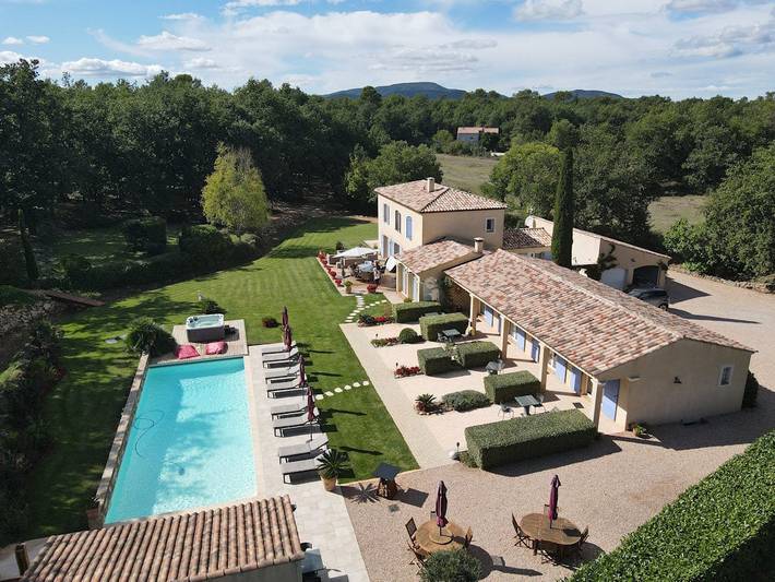 Gîte pour 4 personnes, avec Jacuzzi et Terrasse ainsi que Jardin et Piscine dans le Var