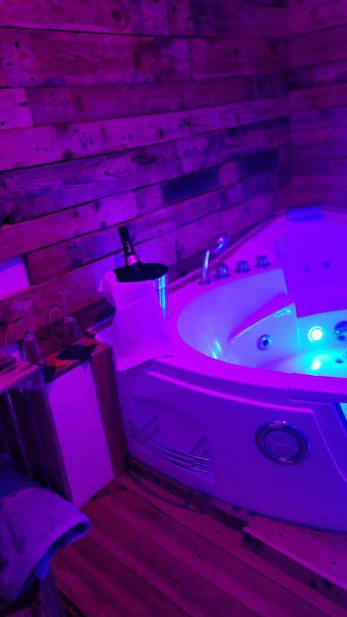 Hôtel pour 2 personnes, avec terrasse ainsi que jacuzzi et jardin