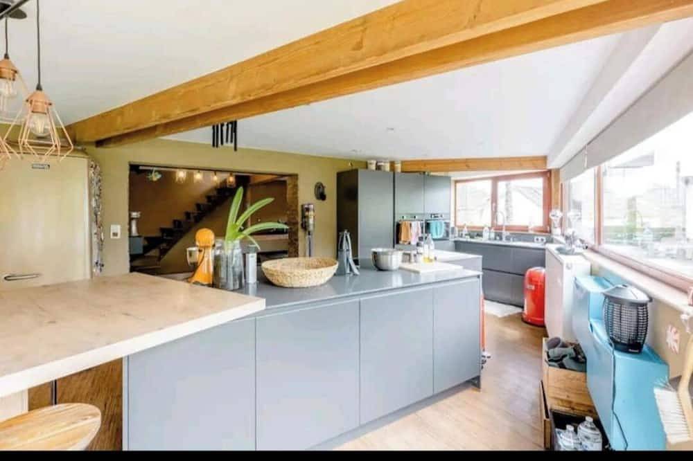 Gee shares her home in Lieja, Liège region