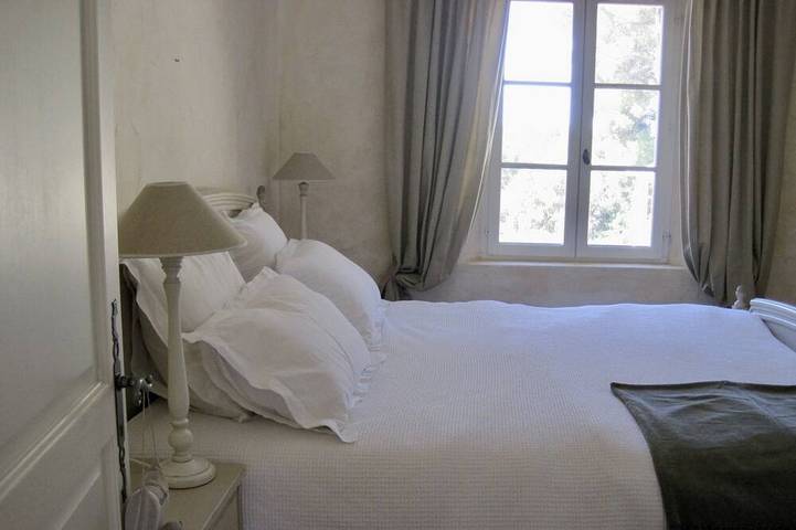 Luxus-Villa am Hang mit herrlichem Blick auf das Dorf und Tal in Tourtour, Draguignan Region