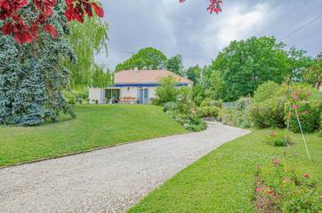 Gîte pour 6 personnes, avec terrasse ainsi que piscine et jardin dans l' Aube