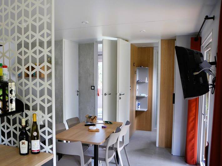 Camping Les Bords de Loue - Mobilheim 6 personen - Mobil Home 28/30m² - 2 Zimmer 4/6 pers. in Parcey, Jura